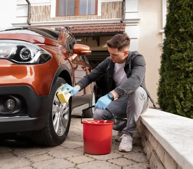 Lavage auto à domicile Ribeyret : professionnel intervenant sur un véhicule